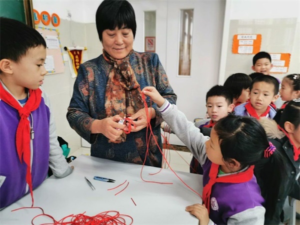 化：济南高新区伯乐实验学校开展家长进课堂活动开元棋牌非遗“绳编”进课堂多样传承优秀传统文(图1)