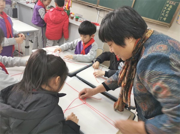 化：济南高新区伯乐实验学校开展家长进课堂活动开元棋牌非遗“绳编”进课堂多样传承优秀传统文(图3)